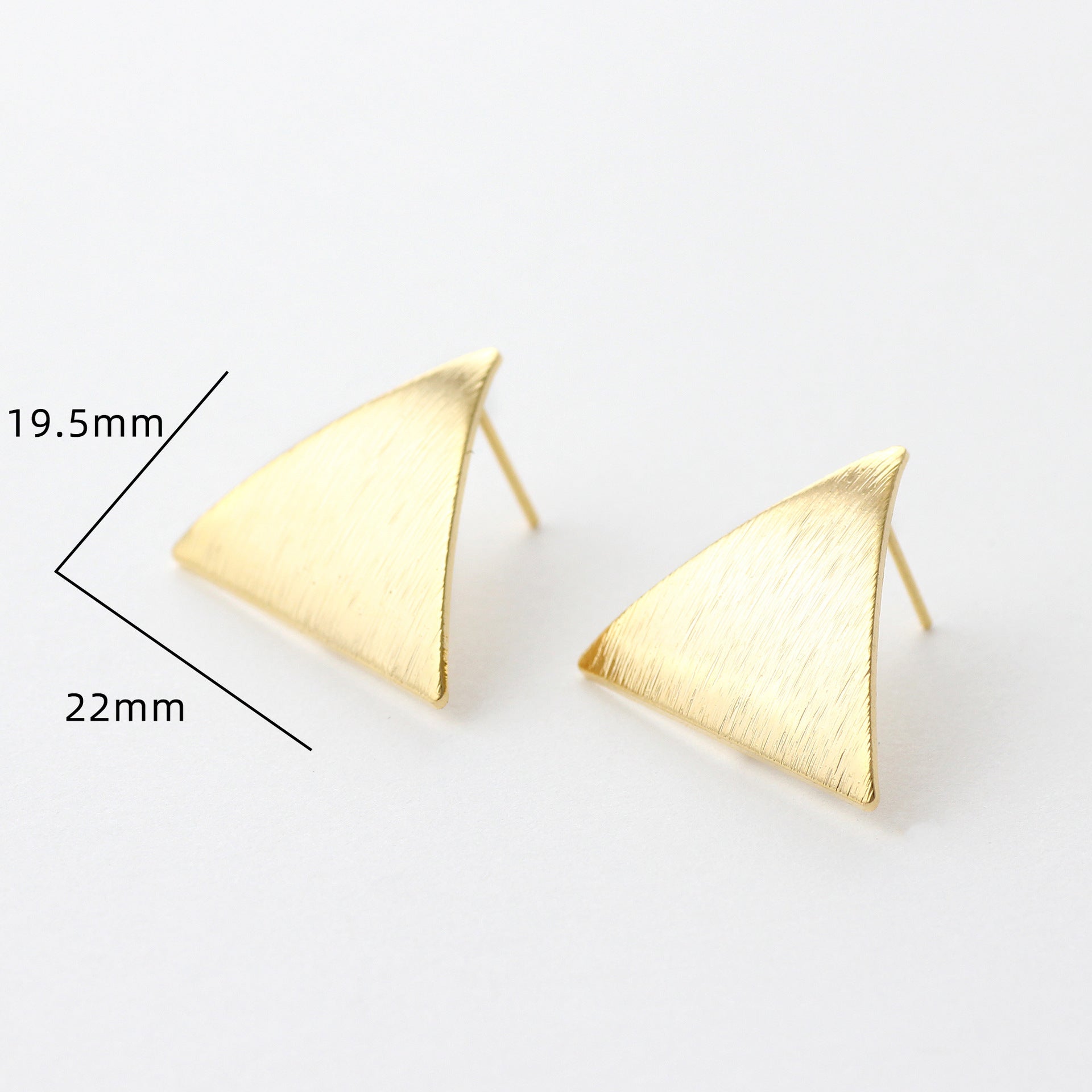 Elegant 18K champagne Guld triangelborstade örhängen, perfect for any occasion, showcasing a stylish brushed finish.