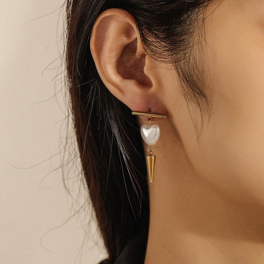 Örhängen med hjärta och hängande nit