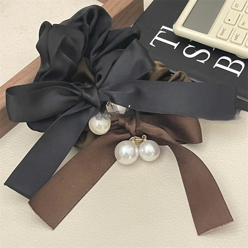 Scrunchie med rosett och pärlor