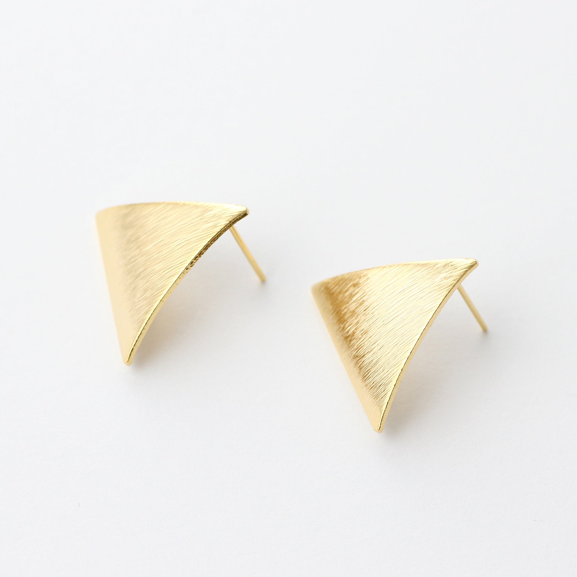 Stylish 18K champagne Guld triangelborstade örhängen, perfect for elevating any outfit with elegance.