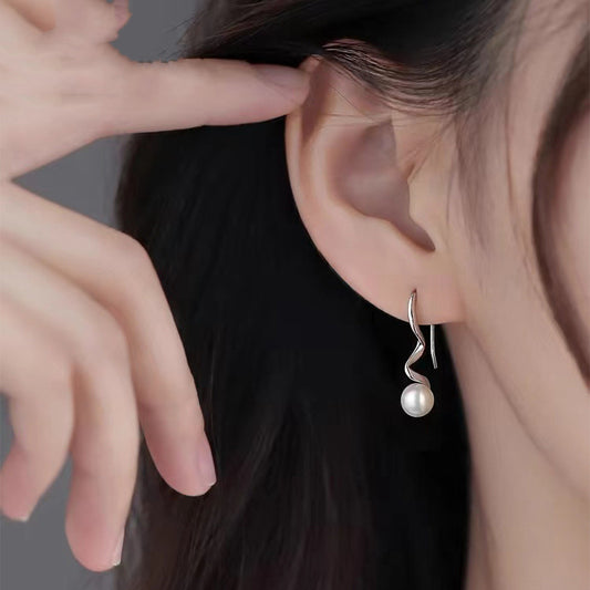 Silverörhängen Spiral Pearl