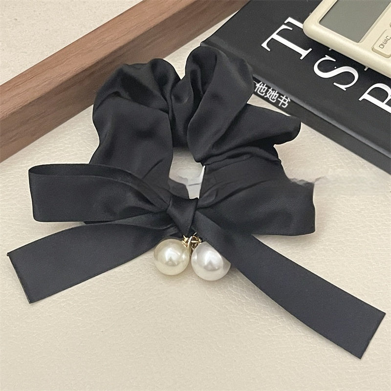 Scrunchie med rosett och pärlor