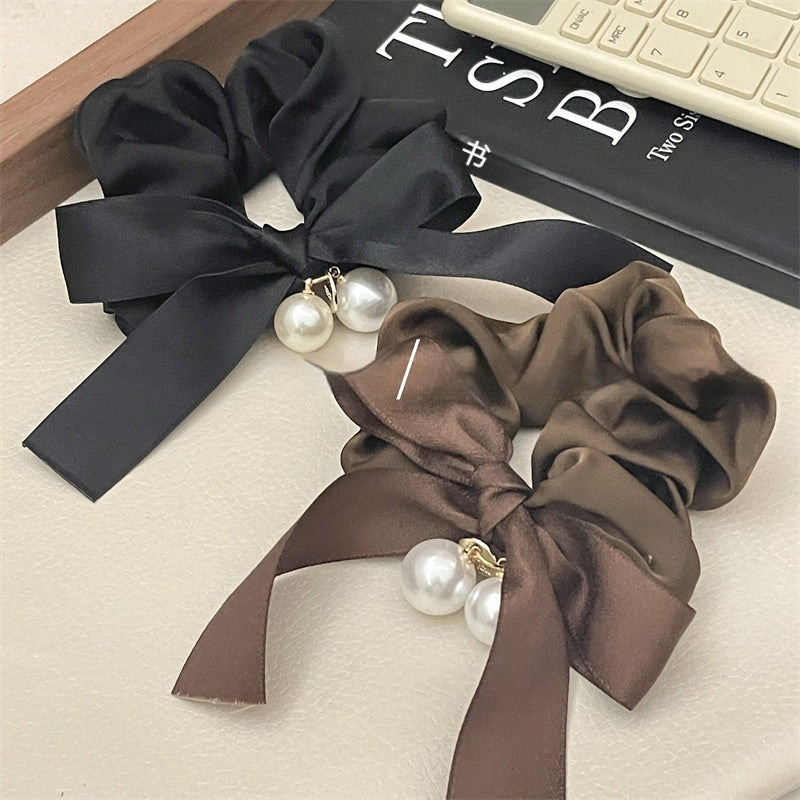 Scrunchie med rosett och pärlor