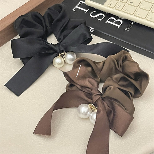 Scrunchie med rosett och pärlor