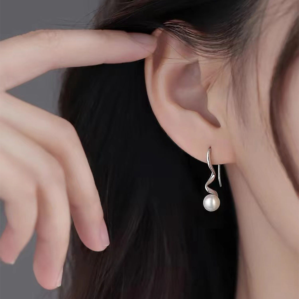 Silverörhängen Spiral Pearl