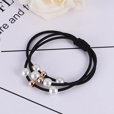 Hårband med flera vita pärlor