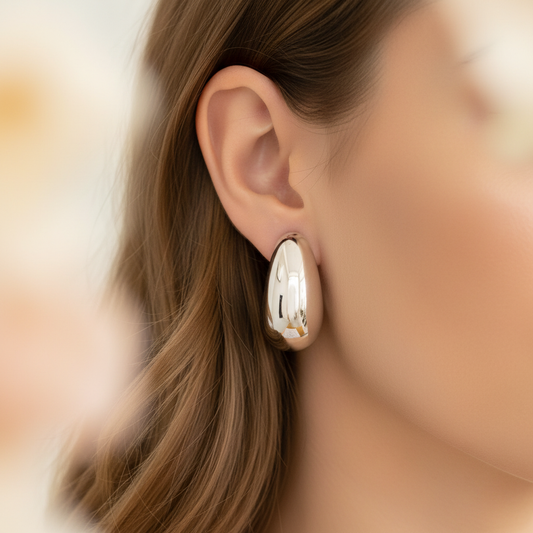 Närbild av droppörhängen på modell